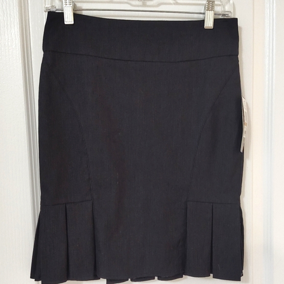 NWT Rampage lightweight pencil skirt with ruffled hem Size 3 - Picture 1 of 8